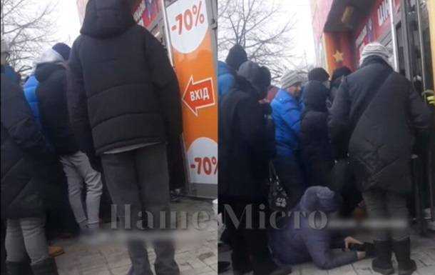 Під Дніпром натовп штурмував секонд-хенд і збив з ніг пенсіонерку
