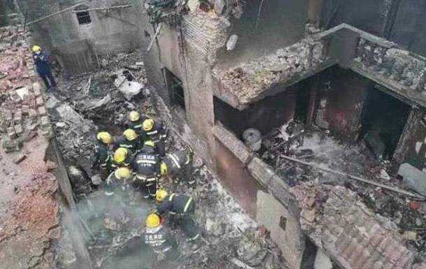 У Китаї літак впав на житлові будинки, є жертви
