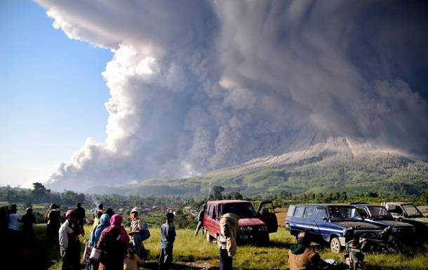 На Суматрі вивергається вулкан Синабунг