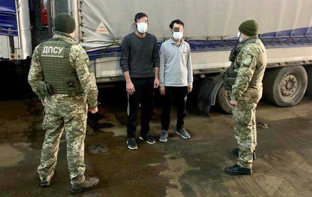 Два сирійці припливли в Україну в вантажному причепі