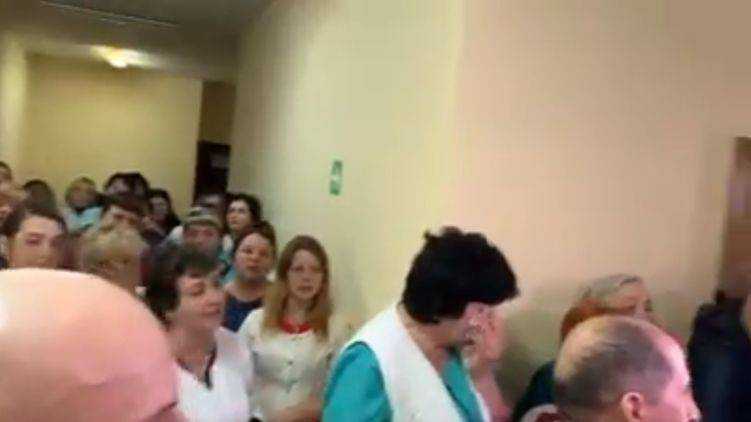Сотрудники больницы под Львовом, узнав, что к ним не приедут эвакуированные из Уханя, запели гимн Украины