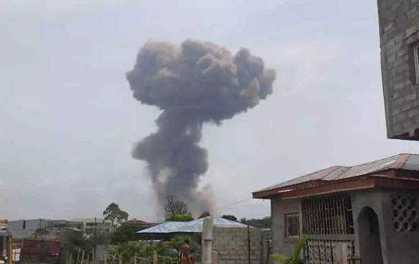 Сотні людей були поранені в результаті вибухів на військовій базі у Гвінеї
