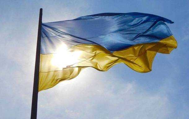 Найбільший прапор України знову приспустили