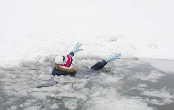 У Коломиї дівчата провалилися під лід, рятуючи собаку