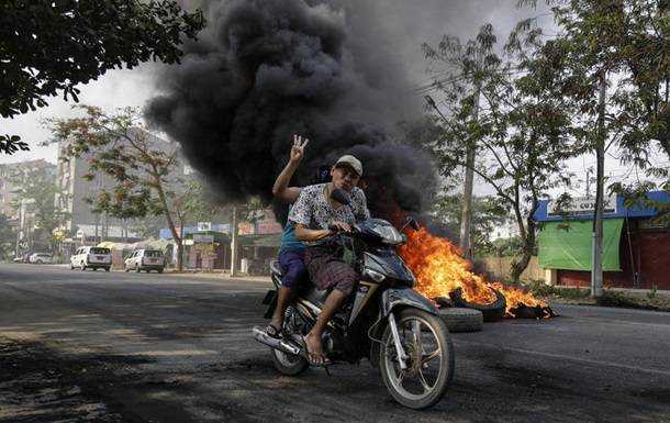 У М'янмі при розгоні протестів загинули щонайменше 50 осіб