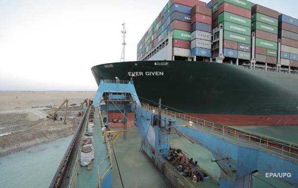 У Суецькому каналі з мілини зняли контейнеровоз