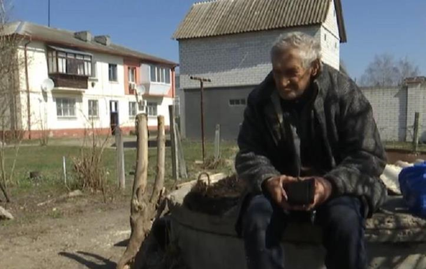 Під Києвом пенсіонер живе в залізній будці