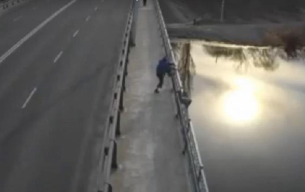 У Вінниці п'яний намагався на спір стрибнути з моста