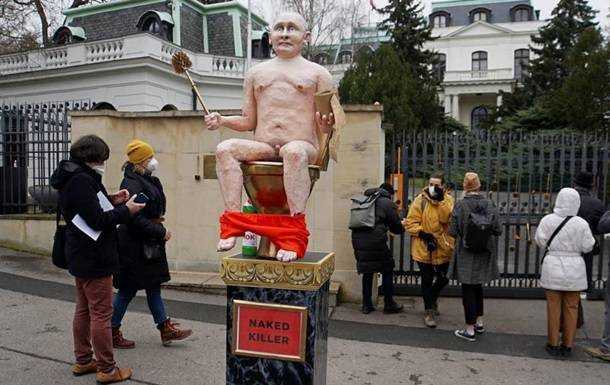 Біля посольства РФ в Празі встановили статую голого Путіна на унітазі