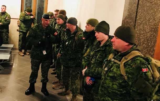 Канада призупинила місію військових інструкторів в Україні