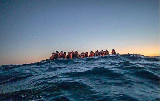 Біля Тунісу затонуло судно з мігрантами: понад 40 жертв