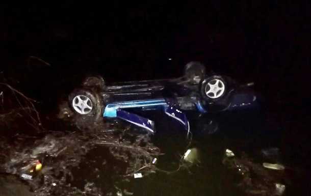 На Черкащині авто впало в ставок, троє загиблих