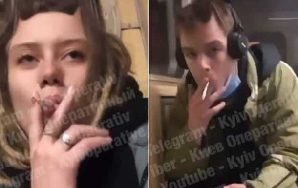 У метро Києва підлітки курили під час поїздки