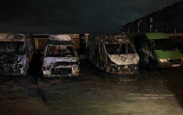 У Харкові згоріли чотири мікроавтобуси, є постраждалий