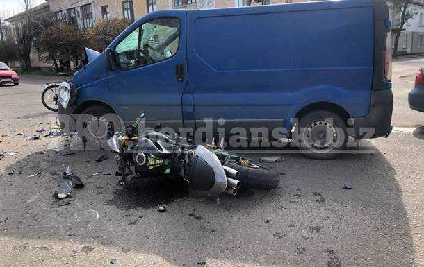 У Бердянську мотоцикл зіткнувся з мікроавтобусом, троє постраждалих