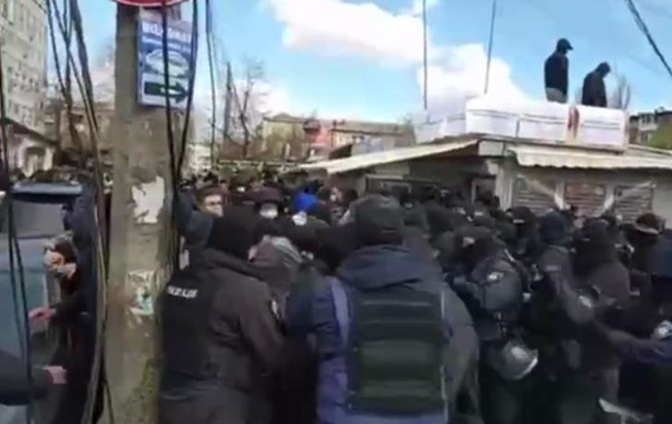 У Києві зносять МАФи, почалися бійки