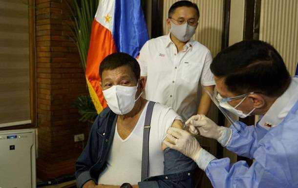 Президент Філіппін отримав першу дозу вакцини від коронавірусу