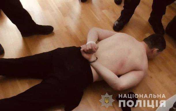 Житель Коломиї поранив з пістолета двох осіб на АЗС
