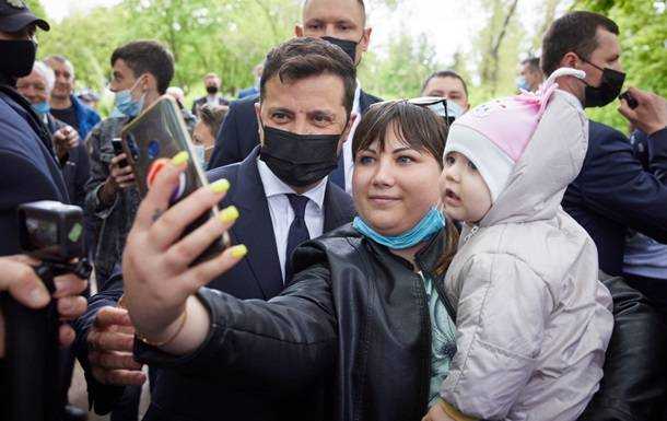 Зеленський роздав українкам звання мати-героїня