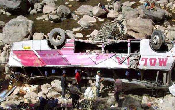 У Пакистані авто зі швидкістю впало в канал: 11 жертв