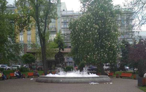 У перший день роботи фонтанів у Києві в один налили мила