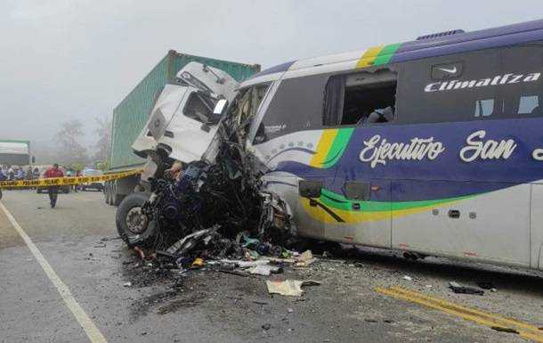 В Еквадорі автобус зіткнувся з вантажівкою, дев'ять жертв