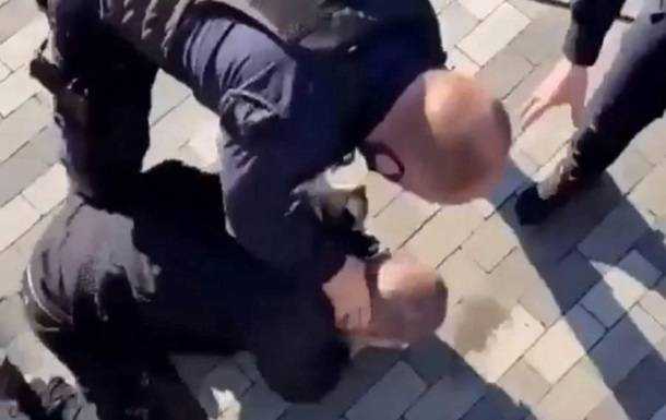 У Києві поліція побила підлітка під час затримання