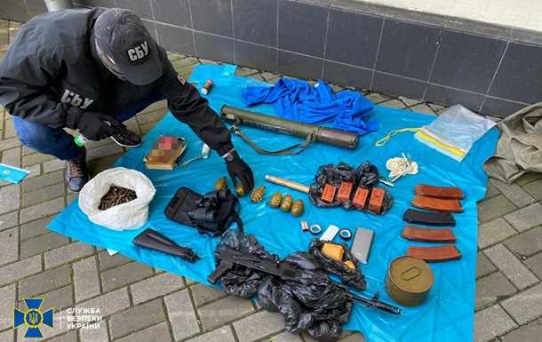 У центрі Києва виявили схованку зі зброєю