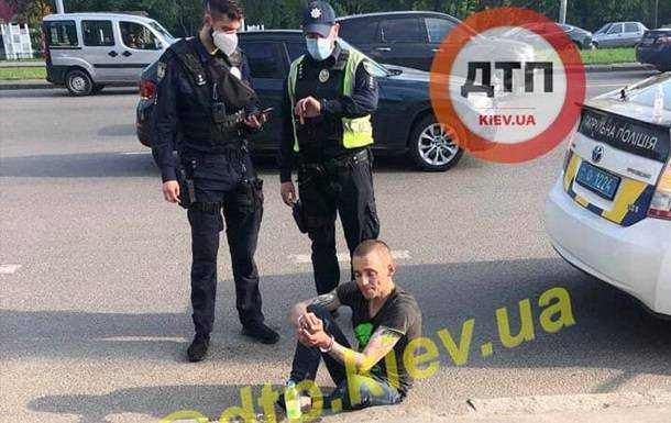 У Києві чоловік хотів прийняти наркотики в авто патрульних