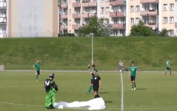 У Польщі футбольний матч перервав парашутист