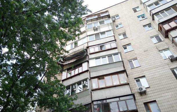 У Києві з балкона впала тонна землі