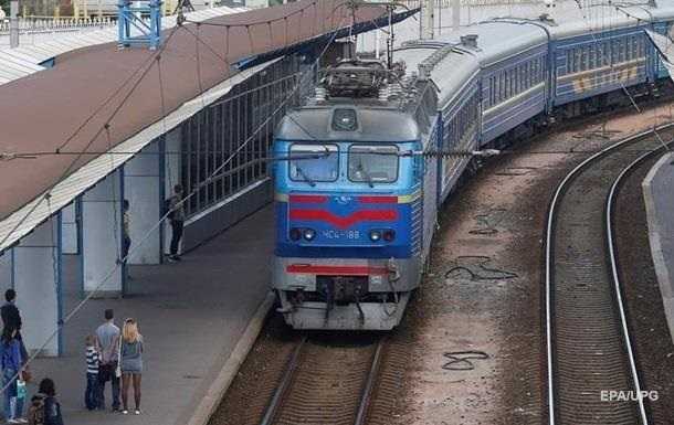 Пасажир поїзда Рахів-Київ помер після падіння з полиці