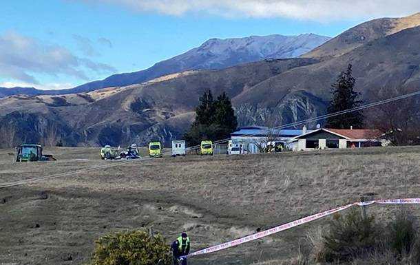 У Новій Зеландії повітряна куля, перекинута поривом вітру, впала на землю.