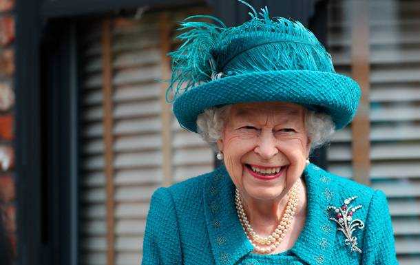 Королева Єлизавета II відвідала знімальний майданчик найстарішого серіалу Британії