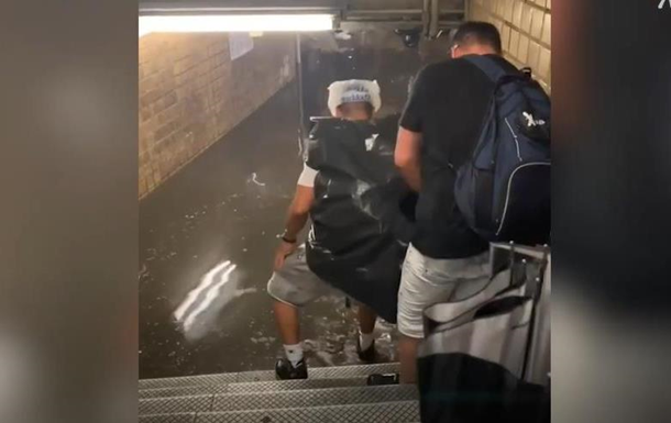 У метро Нью-Йорка через затоплення  вода досягає людям до пояса