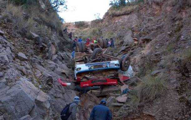 У Болівії автобус зірвався з 150-метрової висоти, десятки жертв