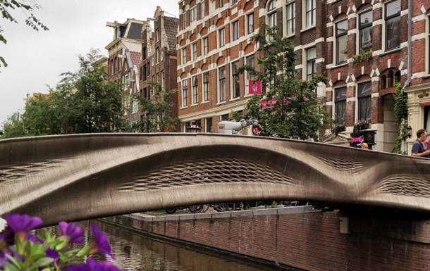 У Нідерландах відкрили сталевий міст, надрукований на 3D-принтері