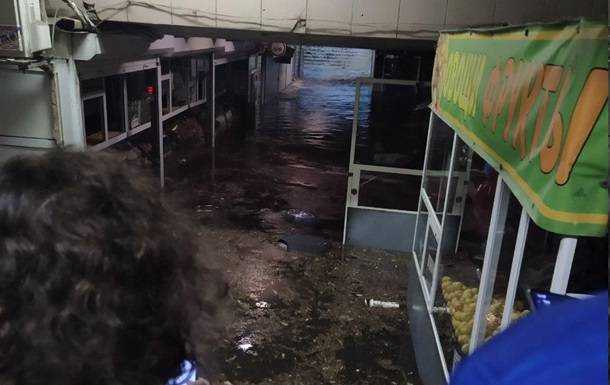 У Києві злива затопила дві станції метро