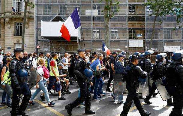 Протести проти COVID-перепусток у Франції: Сенат пішов на поступки