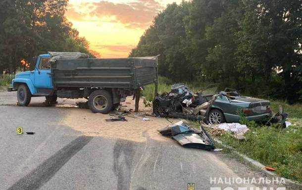 У Вінницькій області легковик зіткнувся з вантажівкою, двоє загиблих