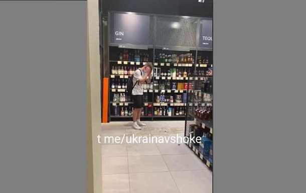 У Києві блогер заради відео розбив віскі за $ 7500