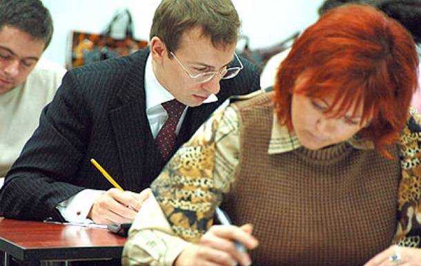 Іспит на знання української мови здали вже більш як дві тисячі чиновників