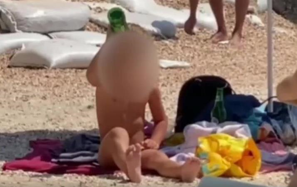 У Кирилівці маленький хлопчик на пляжі пив пиво