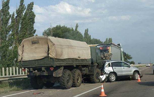 Під Миколаєвом військова вантажівка протаранила три авто