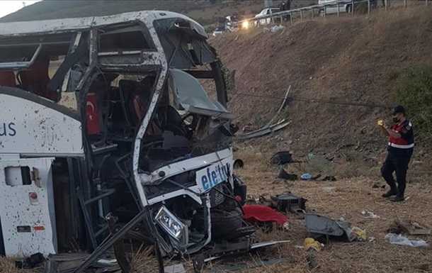 У Туреччині при перекиданні автобуса загинули 14 людей
