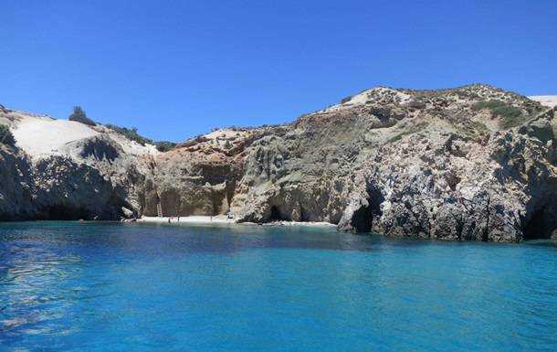 Біля берегів Греції затонуло туристичне судно з пасажирами