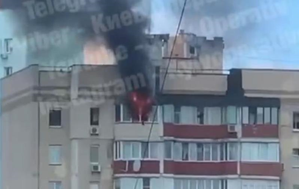 Пожежа квартири в Києві на Троєщині потрапила на відео