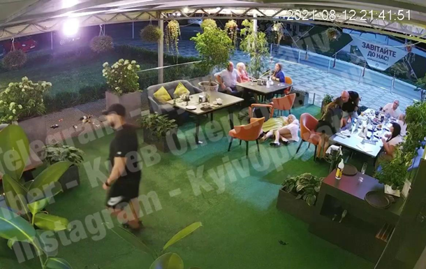 Опубліковано відео стрілянини в ресторані Києва