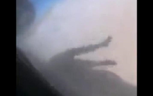 З'явилося відео спроби афганця полетіти на фюзеляжі літака
