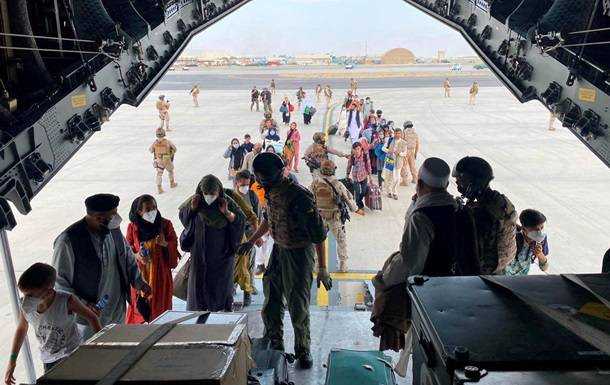 Водій з Пакистану заїхав подивитися на аеропорт Кабула й опинився в США